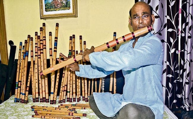 बांसुरी के संग्रह के साथ सुर साधना, जो सुने इसी में खो जाये