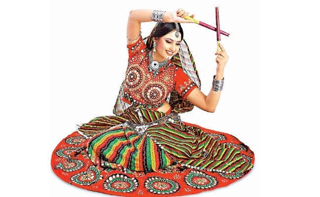 त्योहार की रंगत बढ़ाते भाड़े के परिधान