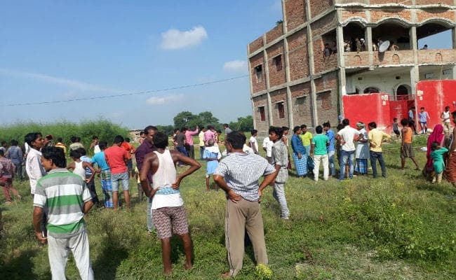 10वीं की छात्रा से कराना चाहते थे देह व्यापार, होटल की छत से कूद कर सेक्स रैकेट का किया भंडाफोड़