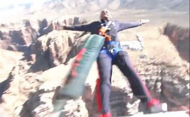 VIDEO: इस एक्टर ने अपने 50वें जन्मदिन पर लगा दी 1000 फीट की ऊंचाई से छलांग...