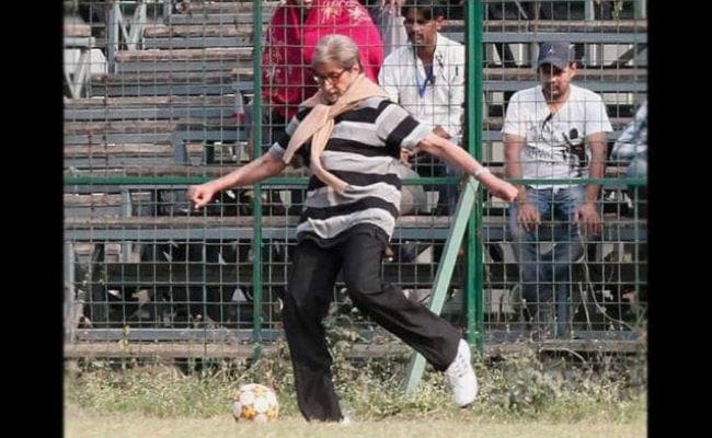 KBC के बाद गली के बच्चों को फुटबॉल खेलना सिखाएंगे अमिताभ बच्चन...!