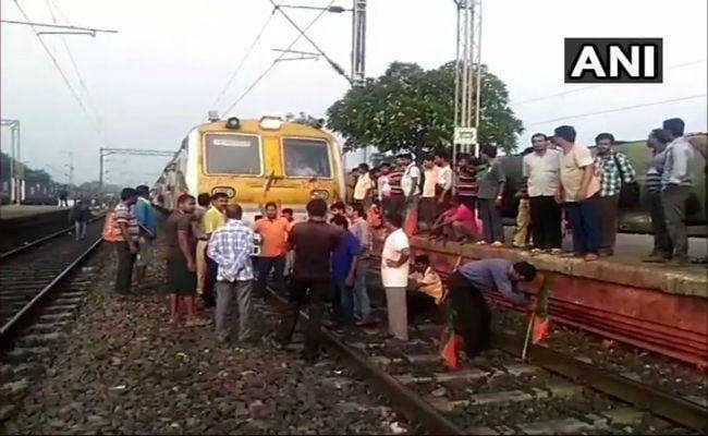 इस्लामपुर गोलीकांड. बंद के दौरान बसों में तोड़फोड़ और आगजनी, सड़क व रेल यातायात बाधित