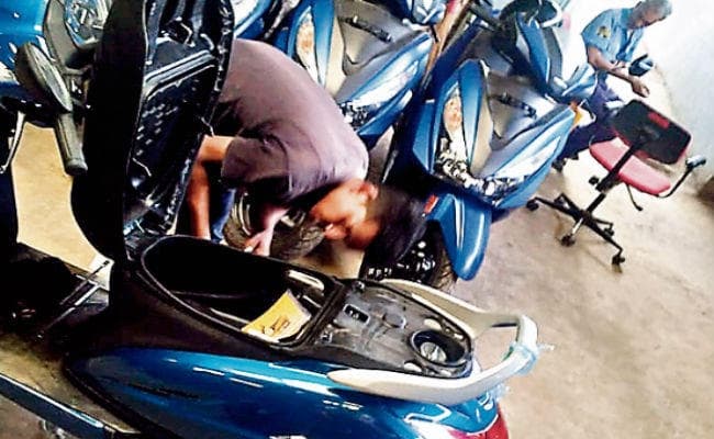 रांची : बाइक की मरम्मत कर एमए कर रहा आदिम जनजाति का अनुरंजन समद