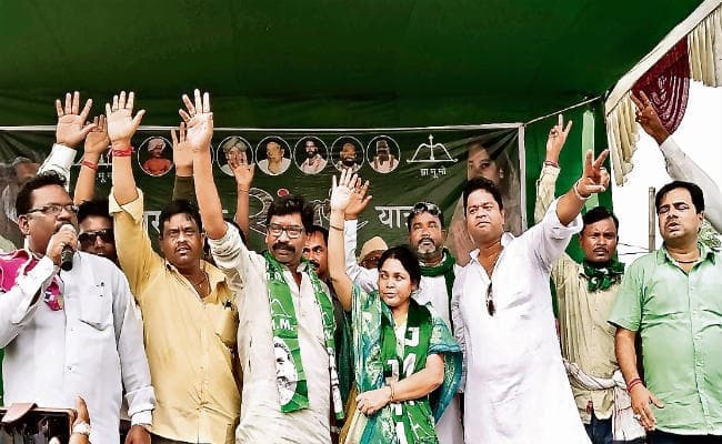 झामुमो की झारखंड संघर्ष यात्रा ईचागढ़ से शुरू,हेमंत ने कहा, शराब बेचनेवालों को 20-30 हजार तनख्वाह, शिक्षकों को वेतन नहीं