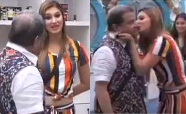 Bigg Boss 12: जसलीन ने सबके सामने अनूप जलोटा को किया KISS, हैरान रह गये घरवाले, VIDEO
