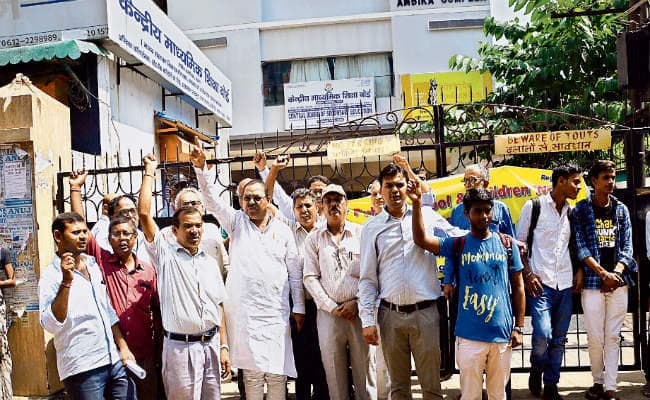 पटना : एफिलिएशन व अपग्रेडेशन के लिए सीबीएसई ऑफिस पर स्कूल संचालकों ने किया प्रदर्शन