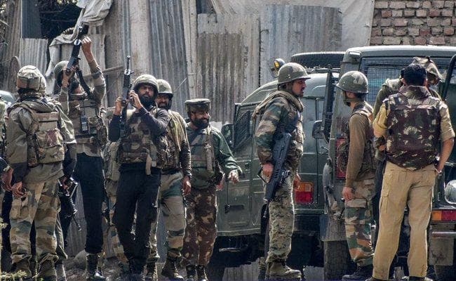 कश्मीर में अलग-अलग मुठभेड़ों में लश्कर आैर हिजबुल के तीन आतंकी ढेर, एक जवान शहीद