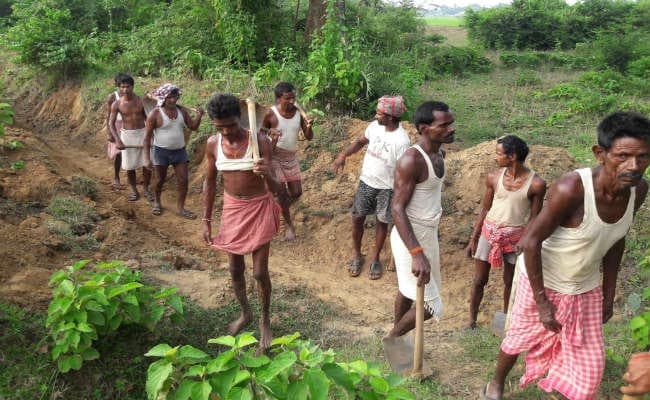 आसमानी मजबूरी, जनप्रतिनिधि की अनसुनी को नहीं बनने दी बाधा, खोद रहे डेढ़ किमी नाला