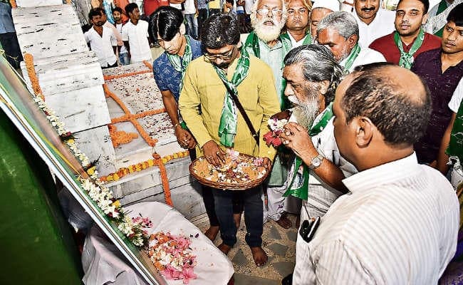 शिबू ने कहा,झारखंड बनाने के पीछे का सपना रह गया अधूरा, हेमंत ने कहा, आदिवासियों की पहचान बचाने की लड़ाई लड़ रहा झामुमो