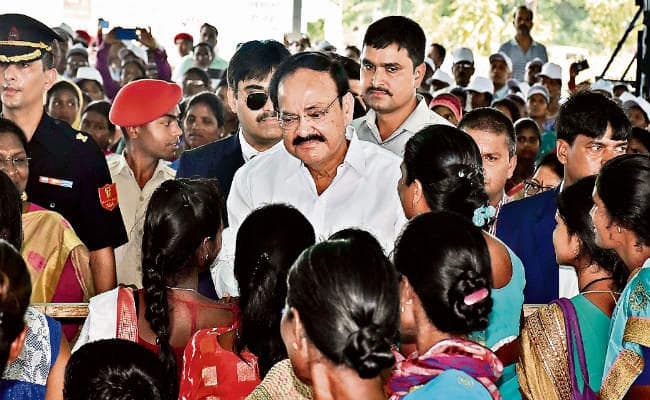 जनसंवाद सह जन जागरूकता कार्यक्रम में उपराष्ट्रपति वेंकैया नायडू ने कहा, आयुष्मान से इलाज, पर स्वच्छता से रोगों से बचाव