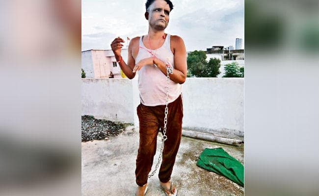 पीड़ित युवक की बहन ने लगायी गुहार, कहा पारिवारिक विवाद में युवक को घरवालों ने जंजीर से बांध रखा है, पुलिस मुक्त कराये