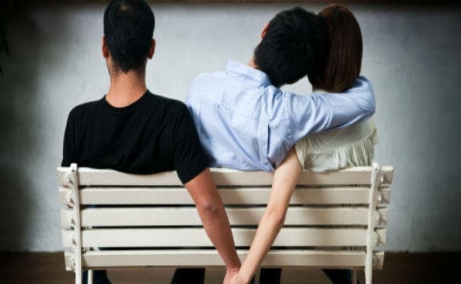 #Adultery : 19 देशों में अपराध की श्रेणी से बाहर, यहां पत्थर मारने से लेकर फांसी तक की सजा