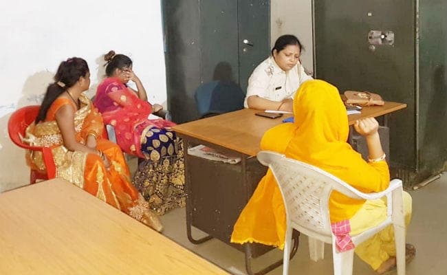 ब्यूटी पार्लर के नाम पर कराया जा रहा देह व्यापार! ग्रामीणों ने संचालिकाओं को किया पुलिस के हवाले