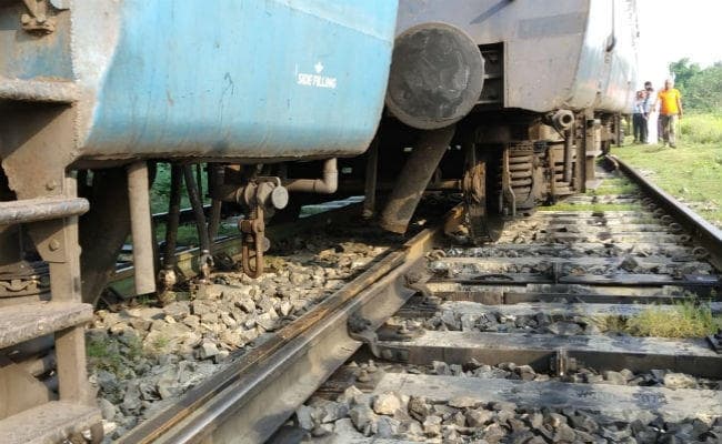 शंटिंग के दौरान बेपटरी हुई कोलकाता-दरभंगा एक्सप्रेस, DRM ने दिये जांच के आदेश