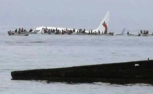 रनवे पर उतरते समय झील में गिरा विमान, जानें कहां की है खबर