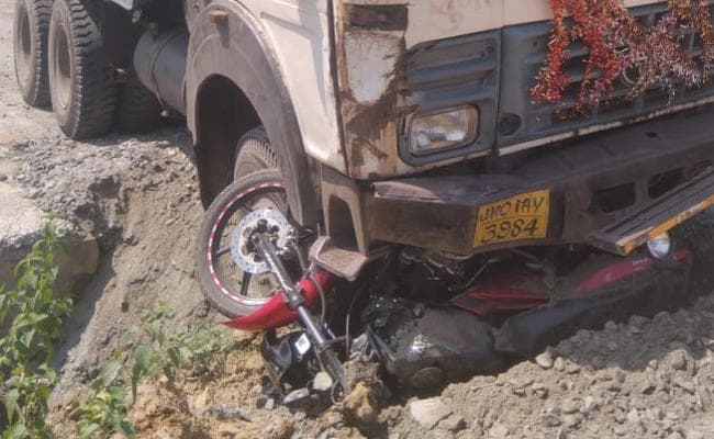 Bokaro : रामगढ़ जा रहे मां-बेटे की बाइक हाइवा से टकरायी, पल्सर के परखच्चे उड़े