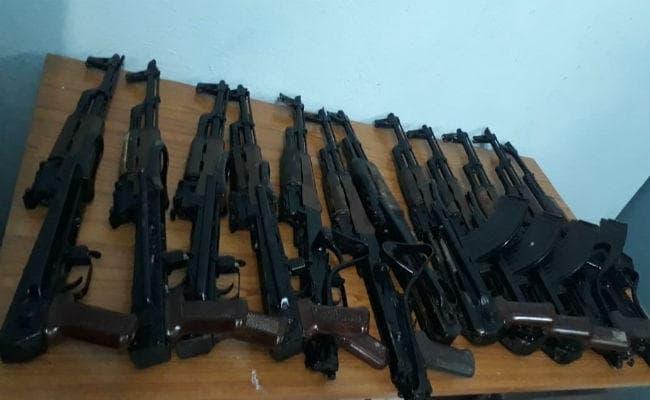 बिहार के मुंगेर जिले में कुएं से मिले 12 एके-47 राइफल