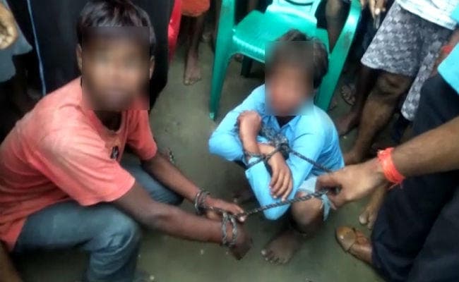 चोरी के आरोप में बच्चों को रस्सी में बांध कर पीटा