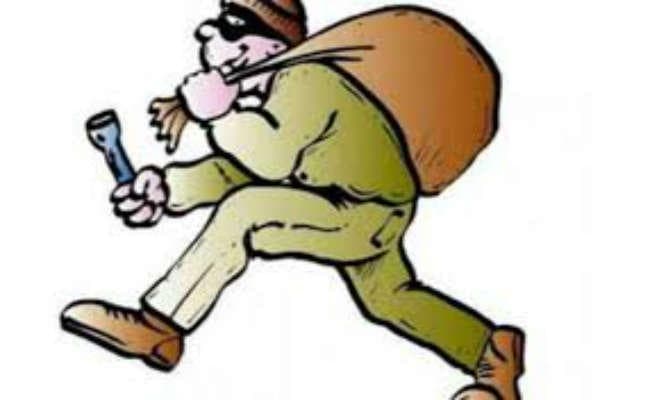 स्कॉर्पियो का शीशा तोड़ कर ईंट व्यापारी के 1.85 लाख रुपये उड़ाये, हुआ हंगामा