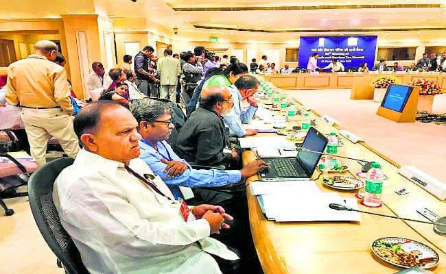 जीएसटी काउंसिल की बैठक में मंत्री सीपी सिंह ने कहा - जीएसटी से आठ माह में 26 फीसदी राजस्व घटा