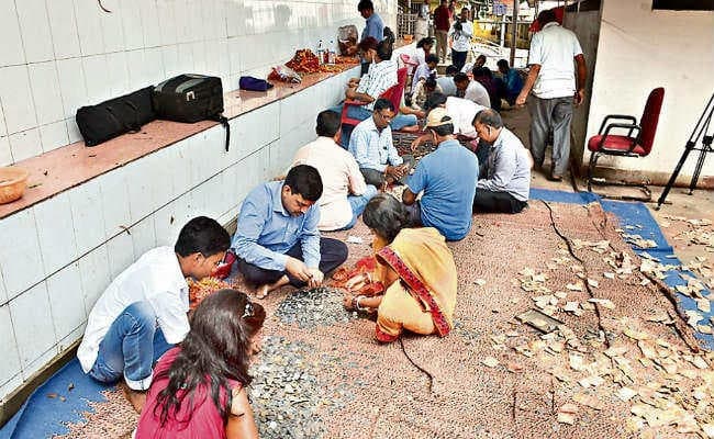 पहाड़ी मंदिर की दानपेटियों के 12.7 लाख सलामत, 2.5 लाख से ज्यादा के नोट बर्बाद