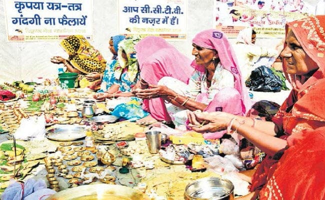 गया : बेटों ने नहीं किया पिंडदान, तो जयपुर से आकर पत्नियों ने किया पति का श्राद्ध-तर्पण