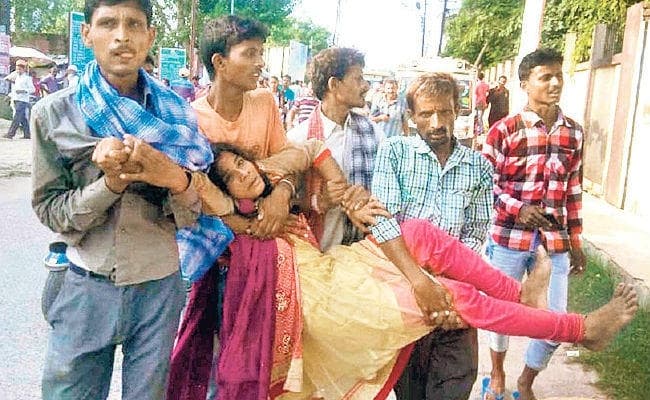 दरभंगा : बीच सड़क पर लड़की को उठा कर ले जाने लगे लोग, मूकदर्शक बने रहे पुलिस और लोग