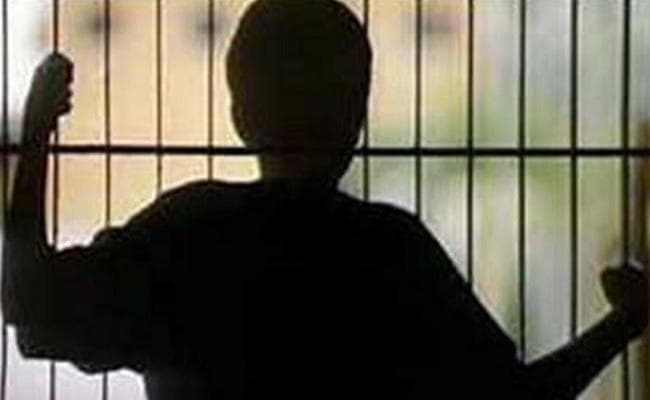 बाल सुधार गृह से दो किशोरों ने 20 फुट ऊंची छत से छलांग लगाकर भागने का किया प्रयास, लोगों ने पकड़ा