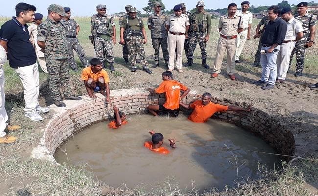 मुंगेर : चार कुंओं में दिनभर एके 47 के लिए गोता लगाते रहे गोताखोर