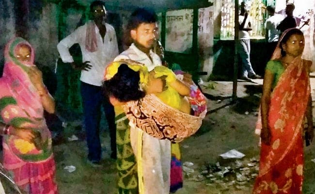 मधेपुरा : पत्नी का शव गोद में लेकर भटकता रहा, नहीं मिला वाहन