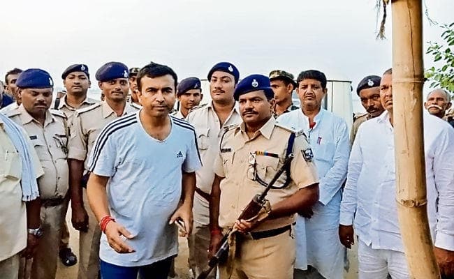 पटना : बालू माफियाओं ने माइनिंग अधिकारी और सुरक्षा बलों पर किया हमला, सैप जवान की लोडेड राइफल लूटी