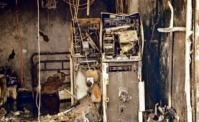 पटना : एटीएम में लगी आग, 89 हजार रुपये भी जल कर हुए राख