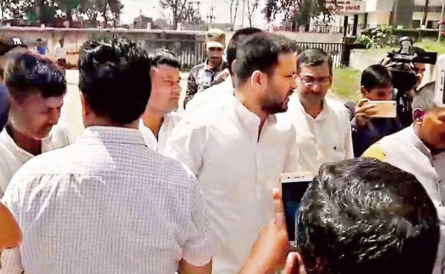 रांची : लालू को अचानक आया चक्कर, गिरते-गिरते बचे, मिले तेजस्वी यादव