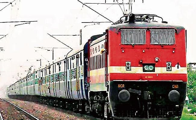 रांची-लोहरदगा-टोरी लाइन में दुर्गा पूजा से पहले चल सकती है ट्रेन, रेल सुरक्षा आयुक्त ने किया रेलवे लाइन का निरीक्षण