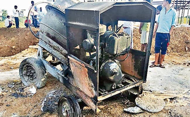 चतरा में माओवादियों ने जेनरेटर, मिक्सर फूंकी, निर्माणाधीन पुल में लगी थी मशीनें