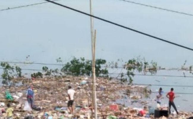 इंडोनेशिया में भूकंप-सुनामी ने ली 832 की जान, मलबों में अपनों को तलाश रहे लोग