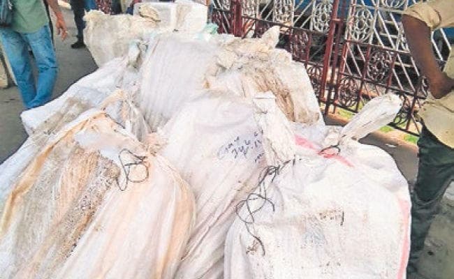 कोलकाता : सराईघाट एक्सप्रेस से कोरिया निर्मित लाखों के सिगरेट बरामद