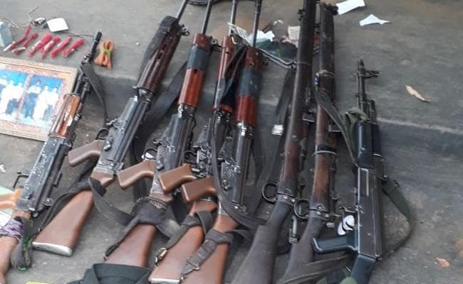 मुंगेर : गंगा किनारे से खुदाई में निकाला गया AK-47 के कई पार्ट्स