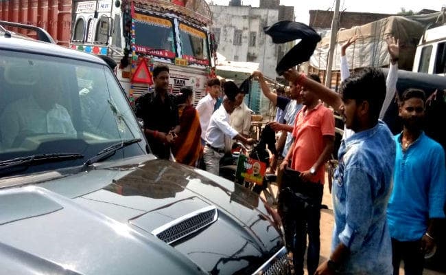 सवर्ण मोर्चा ने भाजपा प्रदेश अध्यक्ष को दिखाया काला झंडा