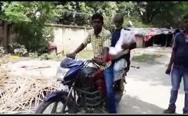 शर्मसार हुई मानवता : एंबुलेंस नहीं मिली तो शव को बाइक से ढोकर कराया पोस्टमार्टम