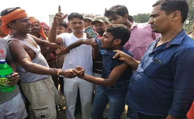 दिनदहाड़े 90 हजार लूट कर भागा, चढ़ा लोगों के हत्थे