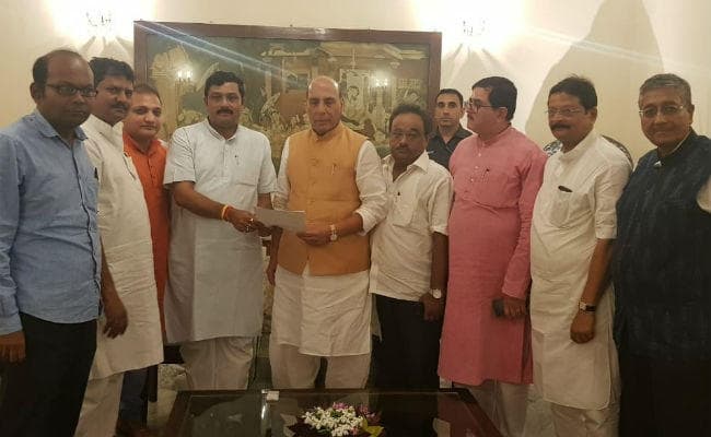 कोलकाता पहुंचे गृहमंत्री राजनाथ, सोमवार को सीमा सुरक्षा को लेकर करेंगे बैठक