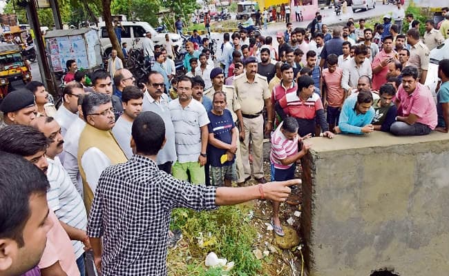 रविशंकर प्रसाद ने शहर के जलजमाव वाले इलाकों का लिया जायजा, कोलकाता की मशीन निकालेगी पानी