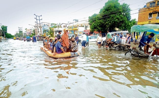 पटना को पटरी पर लाने की कोशिश, बारिश से लाखों लोग प्रभावित, सेना के हेलीकॉप्टर ने संभाली कमान