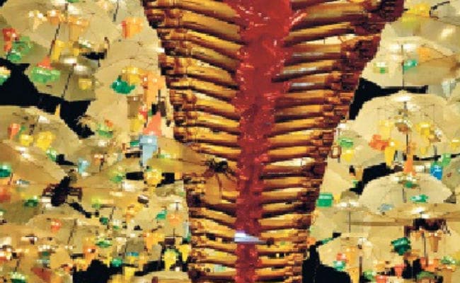 छाता से सजे इस पंडाल में झूलती दिखेगी 1000 किलो पीतल की दुर्गा प्रतिमा