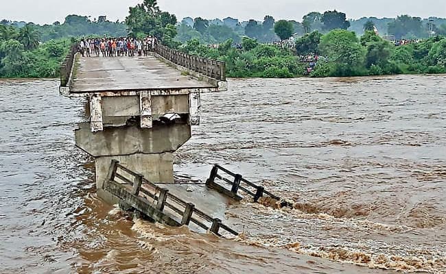 जामा में गिरा घर, तीन लोगों की मौत, महेशपुर में 5.58 करोड़ का पुल ध्वस्त