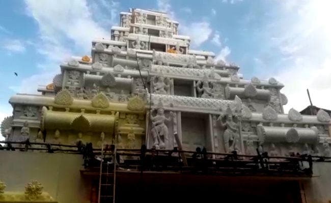 पश्चिम बंगाल: दक्षिण भारतीय मंदिरों पर आधारित है कोलकाता का ये पूजा पंडाल