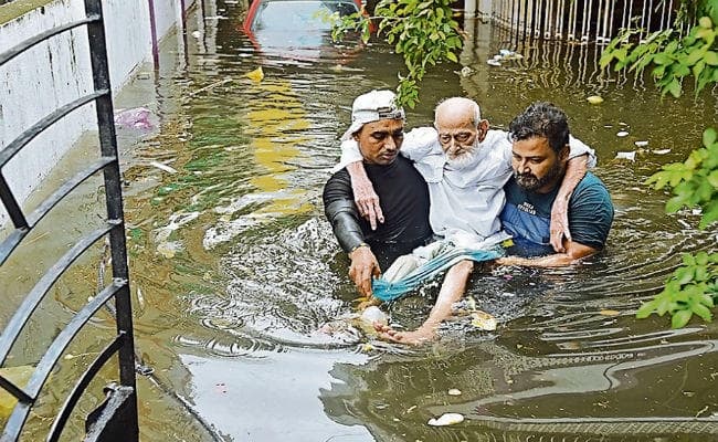 बिहार में बारिश का कहर: बेटा बाहर रहता है, दाई नहीं आ रही, पटना में बुजुर्गों को हो रही है ऐसी परेशानी