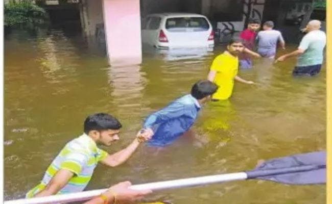 पटना में बारिश: हेल्पलाइन नहीं कर रही काम, युवाओं ने संभाली कमान