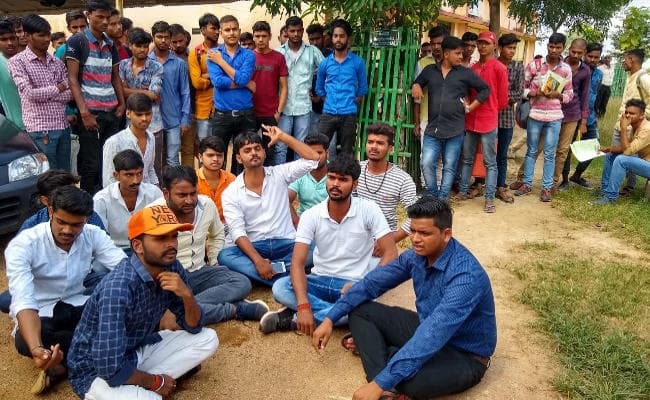 Chatra : विद्यार्थी परिषद ने भद्रकाली कॉलेज के प्रिंसिपल को बंधक बनाया